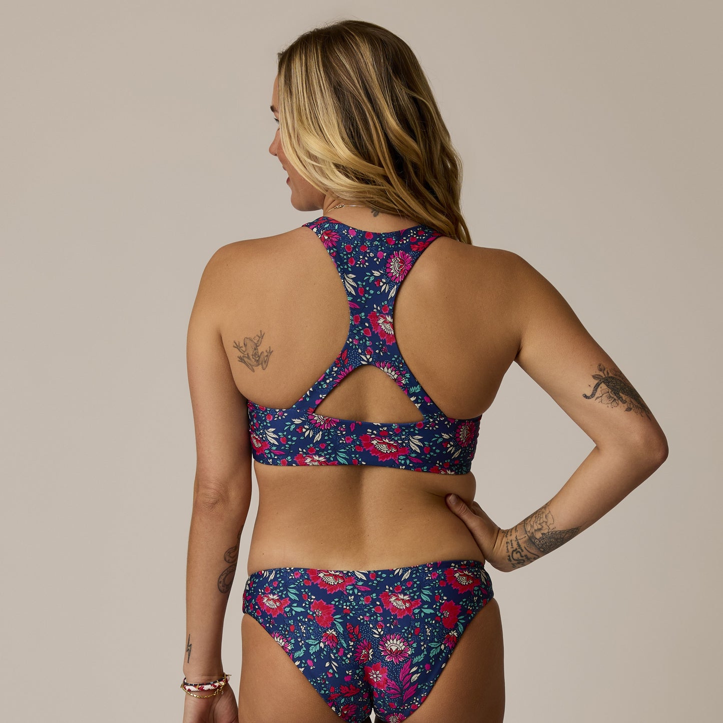 Carve Designs Sanitas Compression Reversible Top - Isla/Setsail