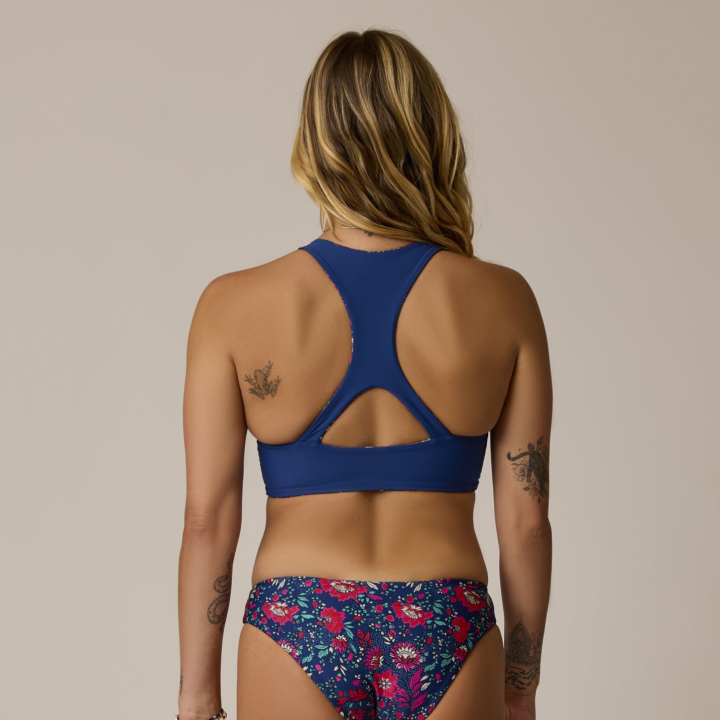 Carve Designs Sanitas Compression Reversible Top - Isla/Setsail